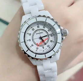 シャネルコピー時計 J12 38MM  ホワイトセラミックH2125 クォーツ メンズ腕時計  11Pダイヤ白文字盤