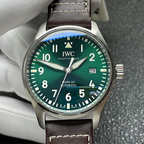 IWCパイロットIW328205(グリーン文字盤)