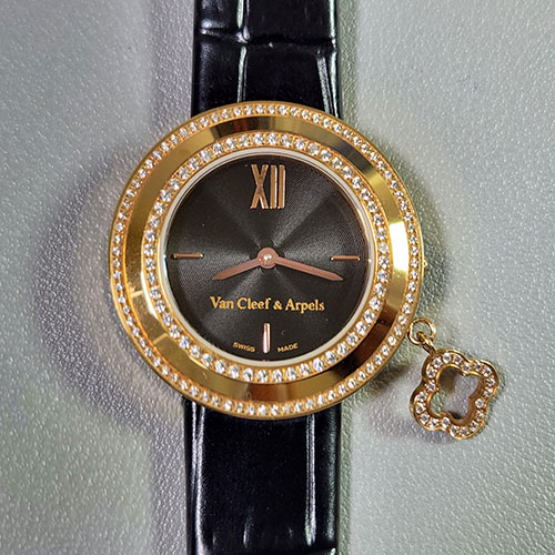 TT製 ヴァンクリーフ＆アーペル チャームダイヤモンド VCARN01300 ブラック文字盤 32mm スーパーコピー