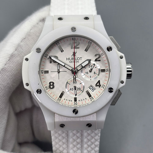 完売前に早く入手ウブロ ビッグバン(ホワイトセラミック使用)